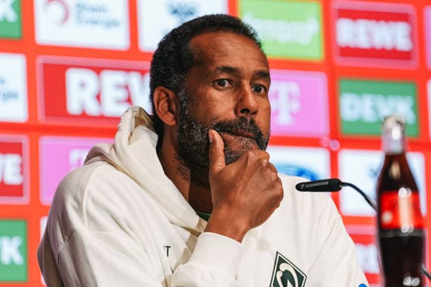 12.04.2026, xjmrgnx, Fussball 1.Bundesliga, 1.FC Koeln - Werder Bremen v.l. Chef-Trainer Daniel Thioune (Bremen) bei der Pressekonferenz nach dem Spiel mit fragendem Gesicht und Denkerpose (DFL DFB REGULATIONS PROHIBIT ANY USE OF PHOTOGRAPHS as IMAGE SEQUENCES and or QUASI-VIDEO) Koeln *** 12 04 2026, xjmrgnx, Soccer 1 Bundesliga, 1 FC Koeln Werder Bremen v l Head Coach Daniel Thioune Bremen at the post-match press conference with questioning face and thinking pose DFL DFB REGULATIONS PROHIBIT ANY USE OF PHOTOGRAPHS as IMAGE SEQUENCES and or QUASI VIDEO Koeln