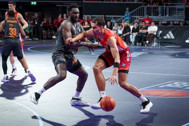 Amadou Sow 12 (Niners Chemnitz) gegen Oscar da Silva 1 (FC Bayern Muenchen Basketball), FC Bayern Muenchen Basketball vs. Niners Chemnitz, easyCredit BBL, Basketball, Bundesliga, Maenner, Hauptrunde, 12. April 2026 Muenchen Bayern Deutschland