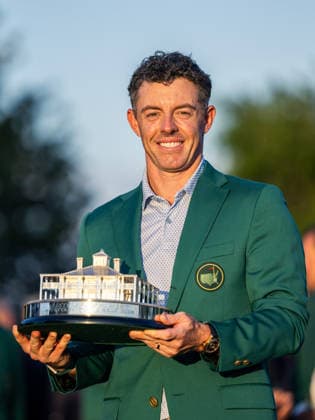 260412 Rory McIlroy of Northern Ireland celebrates with the Masters trophy during the Green Jacket Ceremony after winning the 2026 Masters Golf Tournament on April 12, 2026 in Augusta. Photo: Petter Arvidson BILDBYRAN kod PA PA1196 golf masters bbeng the masters augusta jubel Copyright: PETTERxARVIDSON BB260412PA277