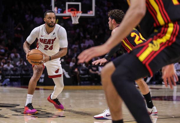 NBA, Basketball Herren, USA Miami Heat vs Atlanta Hawks game Miami Heat Guard Norman Powell (L) in action against Atlanta Hawks Guard Forward Corey Kispert during the NBA basketball game between the Miami Heat and the Atlanta Hawks at the Kaseya Center in Miami, Florida, USA, 12 April 2026. MIAMI FLORIDA United States  Copyright: xCRISTOBALxHERRERA-ULASHKEVICHx