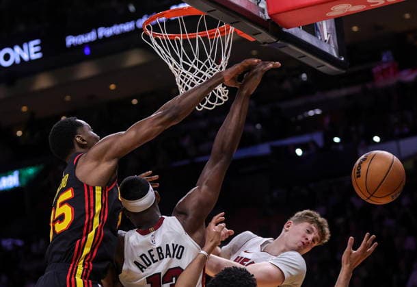 NBA, Basketball Herren, USA Miami Heat vs Atlanta Hawks game Miami Heat Center Forward Bam Adebayo (C) in action against Atlanta Hawks Center Christian Koloko (L) during the NBA basketball game between the Miami Heat and the Atlanta Hawks at the Kaseya Center in Miami, Florida, USA, 12 April 2026. MIAMI FLORIDA United States  Copyright: xCRISTOBALxHERRERA-ULASHKEVICHx