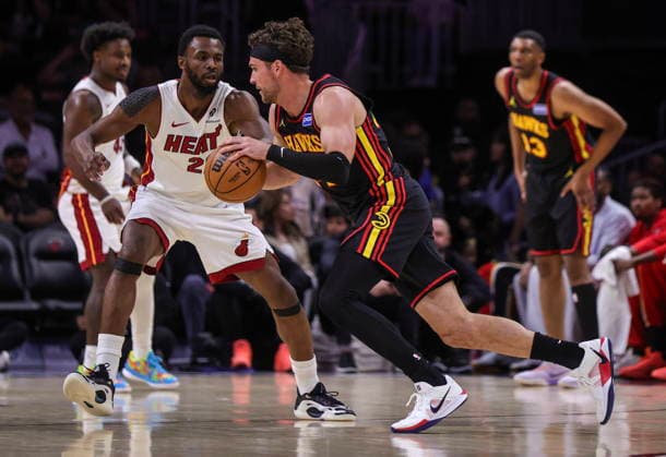 NBA, Basketball Herren, USA Miami Heat vs Atlanta Hawks game Atlanta Hawks Guard Forward Corey Kispert (R) in action against Miami Heat Forward Andrew Wiggins during the NBA basketball game between the Miami Heat and the Atlanta Hawks at the Kaseya Center in Miami, Florida, USA, 12 April 2026. MIAMI FLORIDA United States  Copyright: xCRISTOBALxHERRERA-ULASHKEVICHx