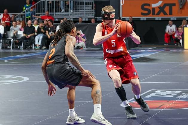 links nach rechts: Nike Sibande 2 (Niners Chemnitz) gegen Niels Giffey 5 (FC Bayern Muenchen Basketball), FC Bayern Muenchen Basketball vs. Niners Chemnitz, easyCredit BBL, Basketball, Bundesliga, Maenner, Hauptrunde, 12. April 2026 Muenchen Bayern Deutschland