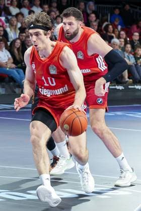 Justinian Jessup 10 (FC Bayern Muenchen Basketball) in Aktion, dahinter Leon Kratzer 8 (FC Bayern Muenchen Basketball), FC Bayern Muenchen Basketball vs. Niners Chemnitz, easyCredit BBL, Basketball, Bundesliga, Maenner, Hauptrunde, 12. April 2026 Muenchen Bayern Deutschland