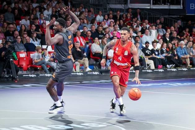 Amadou Sow 12 (Niners Chemnitz), links, wird von Xavier Rathan-Mayes 4 (FC Bayern Muenchen Basketball) ausgespielt, FC Bayern Muenchen Basketball vs. Niners Chemnitz, easyCredit BBL, Basketball, Bundesliga, Maenner, Hauptrunde, 12. April 2026 Muenchen Bayern Deutschland