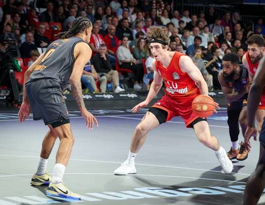 links nach rechts: Kevin Yebo 0 (Niners Chemnitz) gegen Justinian Jessup 10 (FC Bayern Muenchen Basketball), FC Bayern Muenchen Basketball vs. Niners Chemnitz, easyCredit BBL, Basketball, Bundesliga, Maenner, Hauptrunde, 12. April 2026 Muenchen Bayern Deutschland