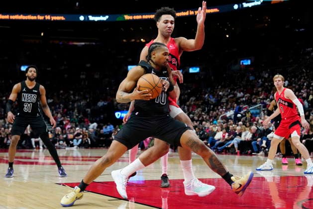 April 12, 2026, Toronto, On, CANADA: Brooklyn Nets guard Tyson Etienne (10) drives to the net in front of Toronto Raptors forward Trayce Jackson-Davis (32) during second half NBA, Basketball Herren, USA basketball action in Toronto, Sunday, April 12, 2026. Canada News - April 12, 2026 - ZUMAc35_ 20260412_zaf_c35_066 Copyright: xFrankxGunnx