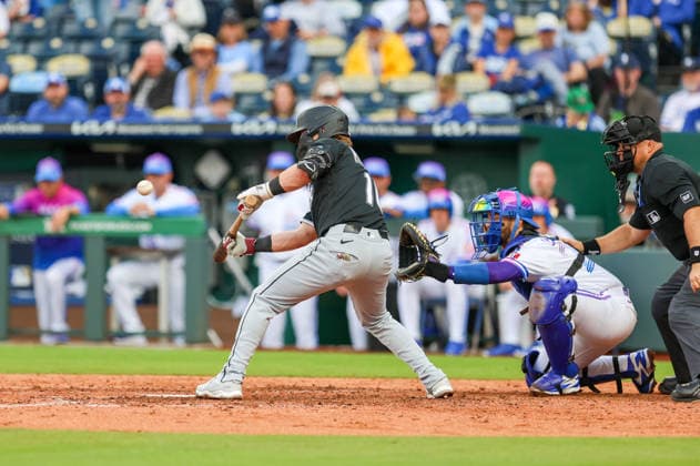 APR 12, 2026: Chicago White Sox second baseman Chase Meidroth (10) drops a bunt against the Kansas City Royals at Kauffman Stadium in Kansas City, MO. CSM MLB, Baseball Herren, USA 2026: White Sox Vs Royals April 12th  - ZUMAc04_ 20260412_zma_c04_029 Copyright: xRomanxPunox