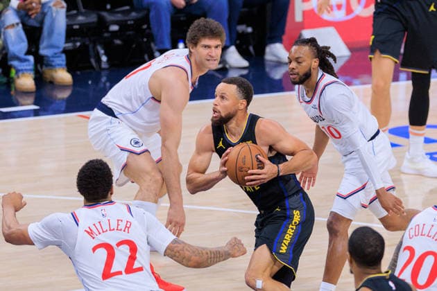 April 12, 2026, Inglewood, California, USA: Seth Curry 31 of the Golden State Warriors drives past LA Clippers defenders as he tries to go for a shot during a regular season NBA, Basketball Herren, USA game on Sunday April 12, 2026 at Intuit Dome Arena in Inglewood, California. Clippers defeat Warriors, 115-110. JAVIER ROJAS PI Clippers Defeat Warriors, 115-110 - ZUMAp124 20260412_zaa_p124_093 Copyright: xJavierxRojasx