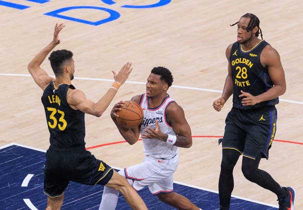 April 12, 2026, Inglewood, California, USA: Malevy Leons 33 of the Golden State Warriors tries to block Bennedict Mathurin 9 of the LA Clippers during a regular season NBA, Basketball Herren, USA game on Sunday April 12, 2026 at Intuit Dome Arena in Inglewood, California. Clippers defeat Warriors, 115-110. JAVIER ROJAS PI Inglewood USA - ZUMAp124 20260412_zaa_p124_106 Copyright: xJavierxRojasx