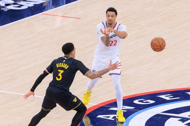 April 12, 2026, Inglewood, California, USA: Jordan Miller 22 of the Los Angeles Clippers passes away from Will Richard 3 of the Golden State Warriors during a 2026 NBA, Basketball Herren, USA regular season game on Sunday April 12, 2026 at Intuit Dome Arena in Inglewood, California. Clippers defeat Warriors, 115-110. JAVIER ROJAS PI Inglewood USA - ZUMAp124 20260412_zaa_p124_119 Copyright: xJavierxRojasx