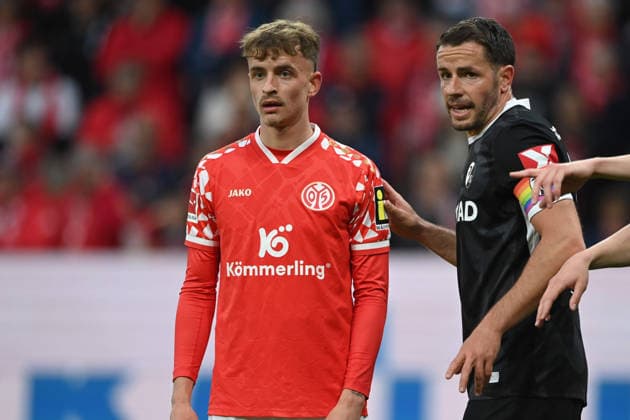 v.l. Nikolas VERATSCHNIG (MZ) und Christian GUENTER (Günter, FR) 1.FSV Mainz 05 (MZ) - SC Freiburg (FR) 0-1 Fussball 1. Bundesliga Saison 2025 2026, 29.Spieltag, Spieltag29, matchday29, am 12.04.2026, MEWA Arena Mainz. DFL regulations prohibit any use of photographs as image sequences and or quasi-video Â *** v l Nikolas VERATSCHNIG MZ and Christian GUENTER Günter, FR 1 FSV Mainz 05 MZ SC Freiburg FR 0 1 Fußball 1 Bundesliga Saison 2025 2026, 29 Spieltag, Spieltag29, matchday29, am 12 04 2026, MEWA Arena Mainz DFL regulations prohibit any use of photographs as image sequences and or quasi video Â