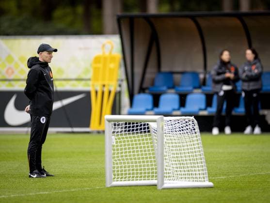 ZEIST - National coach Arjan Veurink of the Dutch women s national team, Nationalteam during a training session in the run-up to the World Cup qualifying match against France. KOEN VAN WEEL ANP xVIxANPxSportx xxANPxIVx 555702193 originalFilename: 555702193.jpg