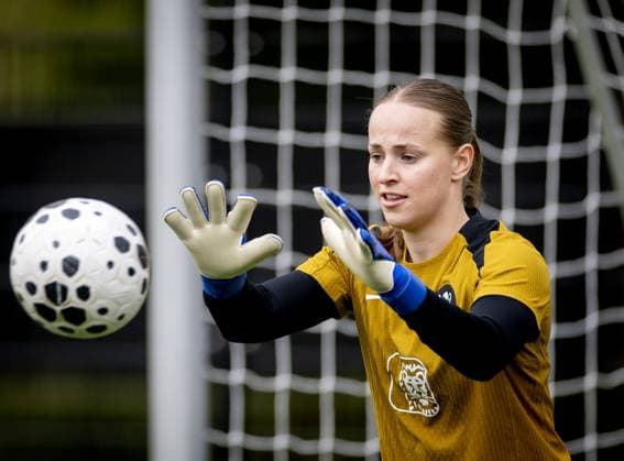 ZEIST - Daphne van Domselaar of the Dutch women s national team, Nationalteam during a training session in the run-up to the World Cup qualifying match against France. KOEN VAN WEEL ANP xVIxANPxSportx xxANPxIVx 555702216 originalFilename: 555702216.jpg