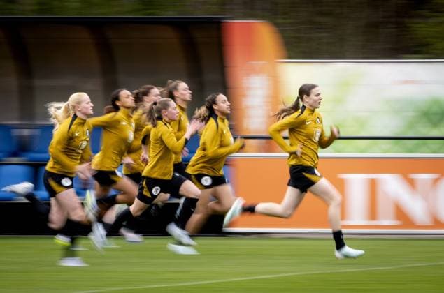 ZEIST - Linde Anna Veefkind, Janou Levers, Chasity Grant and Lotte Keukelaar of the Dutch women s national team, Nationalteam during a training session in the run-up to the World Cup qualifying match against France. KOEN VAN WEEL ANP xVIxANPxSportx xxANPxIVx 555702350 originalFilename: 555702350.jpg