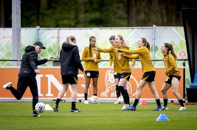 ZEIST - National coach Arjan Veurink, assistant Roos Kwakkenbos, Lynn Wilms, Wieke Kaptein and Marisa Olislagers of the Dutch women s national team, Nationalteam during a training session in the run-up to the World Cup qualifying match against France. KOEN VAN WEEL ANP xVIxANPxSportx xxANPxIVx 555702417 originalFilename: 555702417.jpg