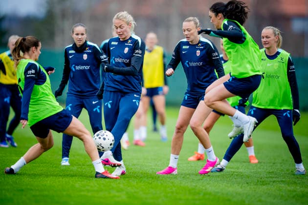 The women s national team is preparing for the World Cup qualifier against Slovenia Lillestrom 20260413 Guro Bergsvand and Synne Sofie Kinden Jensen at the training of the women s national football team at Vigernesjordet in Lillestrom before the World Cup qualification against Slovenia Photo Stian Lysberg Solum NTB Lillestrom Norway EDITORIAL USE ONLY RESTRICTED USE FOR BETTING COMPANIES  Copyright: xStianxLysbergxSolumx xNTBx