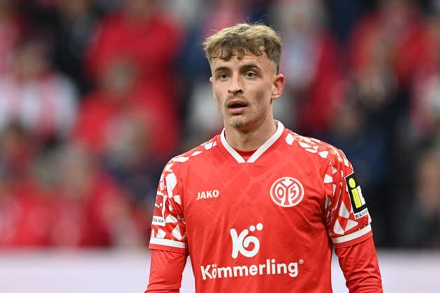 Nikolas VERATSCHNIG (MZ) halbe Figur, Halbfigur, halber Koerper, 1.FSV Mainz 05 (MZ) - SC Freiburg (FR) 0-1 Fussball 1. Bundesliga Saison 2025 2026, 29.Spieltag, Spieltag29, matchday29, am 12.04.2026, MEWA Arena Mainz. DFL regulations prohibit any use of photographs as image sequences and or quasi-video Â *** Nikolas VERATSCHNIG MZ half figure, half figure, half body, 1 FSV Mainz 05 MZ SC Freiburg FR 0 1 Fußball 1 Bundesliga Saison 2025 2026, 29 Spieltag, Spieltag29, matchday29, am 12 04 2026, MEWA Arena Mainz DFL regulations prohibit any use of photographs as image sequences and or quasi video Â