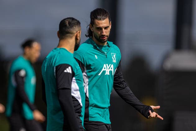 Football - UEFA Champions League - Quarter-FInal - 2nd Leg - Liverpool FC v Paris Saint-Germain FC - MD-1 LIVERPOOL, ENGLAND - Monday, April 13, 2026: Liverpool s Dominik Szoboszlai (R) speaks with Mohamed Salah during a training session at the AXA Training Centre ahead of the UEFA Champions League Quarter-Final 2nd Leg match between Liverpool FC and Paris Saint-Germain FC. (Photo by David Rawcliffe Propaganda) LIVERPOOL AXA Training Centre MERSEYSIDE ENGLAND  Copyright: xDavidxRawcliffex P2026-04-13-Liverpool_PSG_MD-1-12