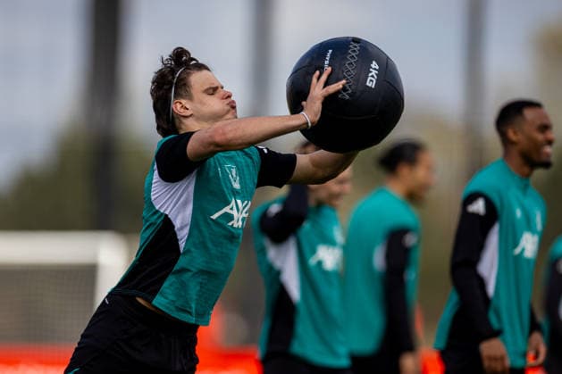 Football - UEFA Champions League - Quarter-FInal - 2nd Leg - Liverpool FC v Paris Saint-Germain FC - MD-1 LIVERPOOL, ENGLAND - Monday, April 13, 2026: Liverpool s Milos Kerkez throws a medicine ball during a training session at the AXA Training Centre ahead of the UEFA Champions League Quarter-Final 2nd Leg match between Liverpool FC and Paris Saint-Germain FC. (Photo by David Rawcliffe Propaganda) LIVERPOOL AXA Training Centre MERSEYSIDE ENGLAND  Copyright: xDavidxRawcliffex P2026-04-13-Liverpool_PSG_MD-1-13