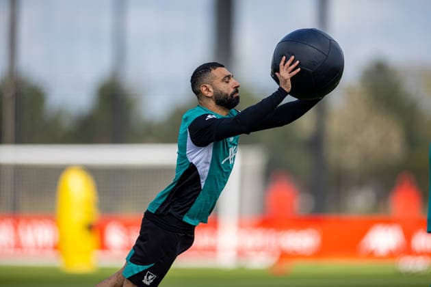 Football - UEFA Champions League - Quarter-FInal - 2nd Leg - Liverpool FC v Paris Saint-Germain FC - MD-1 LIVERPOOL, ENGLAND - Monday, April 13, 2026: Liverpool s Mohamed Salah throws a medicine ball during a training session at the AXA Training Centre ahead of the UEFA Champions League Quarter-Final 2nd Leg match between Liverpool FC and Paris Saint-Germain FC. (Photo by David Rawcliffe Propaganda) LIVERPOOL AXA Training Centre MERSEYSIDE ENGLAND  Copyright: xDavidxRawcliffex P2026-04-13-Liverpool_PSG_MD-1-16