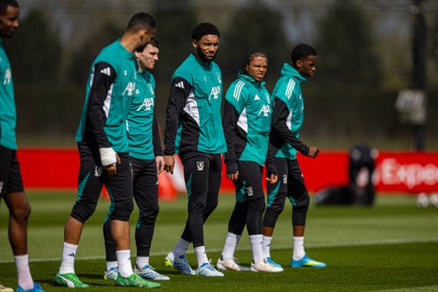 Football - UEFA Champions League - Quarter-FInal - 2nd Leg - Liverpool FC v Paris Saint-Germain FC - MD-1 LIVERPOOL, ENGLAND - Monday, April 13, 2026: Liverpool s Joe Gomez and Rio Ngumoha during a training session at the AXA Training Centre ahead of the UEFA Champions League Quarter-Final 2nd Leg match between Liverpool FC and Paris Saint-Germain FC. (Photo by David Rawcliffe Propaganda) LIVERPOOL AXA Training Centre MERSEYSIDE ENGLAND  Copyright: xDavidxRawcliffex 2026-04-13-014-Liverpool_PSG_MD-1