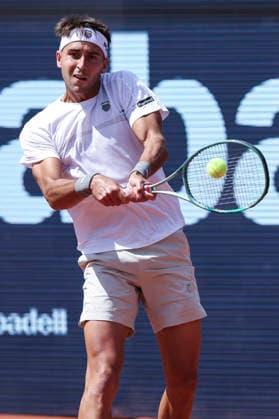 April 13, 2026, Barcelona, Spain: TOMAS MARTIN ETCHEVERRY of Argentina in action against J. Draper of Great Britain during the First round tennis match of the Barcelona Open Banc Sabadell - Conde Godo 2026 Day 3 at Real Club de Tenis Barcelona in Barcelona, Spain. Etcheverry won 3:6, 6:3, 4:1. Tennis 2026: ATP, Tennis Herren Barcelona Open: ETCHEVERRY 3:6 6:3 4:1 DRAPER  - ZUMAa181 20260413_zaa_a181_220 Copyright: xJavierxBorregox