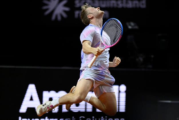 Tennis-Content-Creator Ole Sudmann Jubel Jubelsprung Porsche One Point Challenge Tennis Damen Porsche-Cup Porsche Tennis Grand Prix GP Stuttgart 2026 Porsche Arena 11-19.04.2026 DFL REGULATIONS PROHIBIT ANY USE OF PHOTOGRAPHS AS IMAGE SEQUENCES AND OR QUASI-VIDEO Tennis Damen Porsche-Cup Porsche Tennis Grand Prix GP Stuttgart 2026
