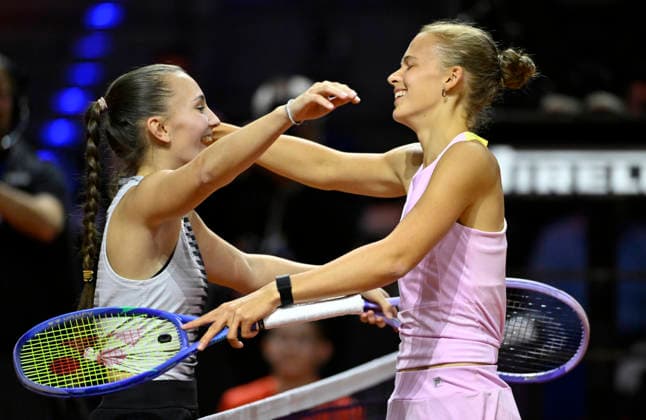 Eva Bennemann (GER) Gestik Geste umarmt Julia Stusek (GER) nach ihrem Gewinn der Porsche One Point Challenge Tennis Damen Porsche-Cup Porsche Tennis Grand Prix GP Stuttgart 2026 Porsche Arena 11-19.04.2026 DFL REGULATIONS PROHIBIT ANY USE OF PHOTOGRAPHS AS IMAGE SEQUENCES AND OR QUASI-VIDEO Tennis Damen Porsche-Cup Porsche Tennis Grand Prix GP Stuttgart 2026