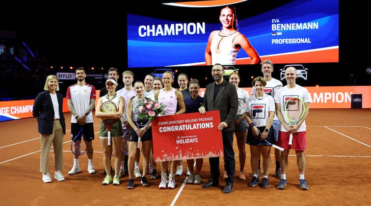 13.04.2026, Deutschland, Stuttgart, Tennis Porsche Tennis Grand Prix, Porsche One Point Challenge, Siegerin Eva Bennemann (GER, mit Blumenstrauß) bei der Siegerehrung