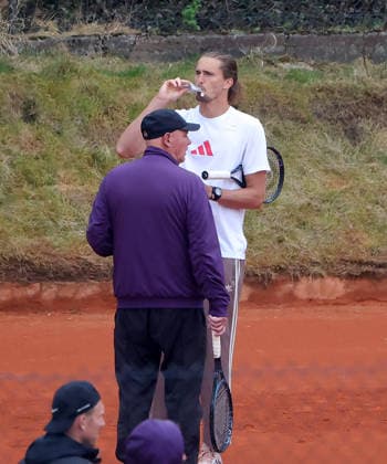 13.04.2026, BMW Open 2026 MTTC Iphitos Muenchen, Tennis , im Bild: Aleksander Zverev (GER) goehnt sich ein Gel von Papa mitgebracht
