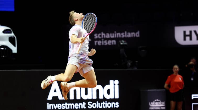 13.04.2026, Deutschland, Stuttgart, Tennis Porsche Tennis Grand Prix, Porsche One Point Challenge, Ole Sudmann springt in die Luft und jubelt
