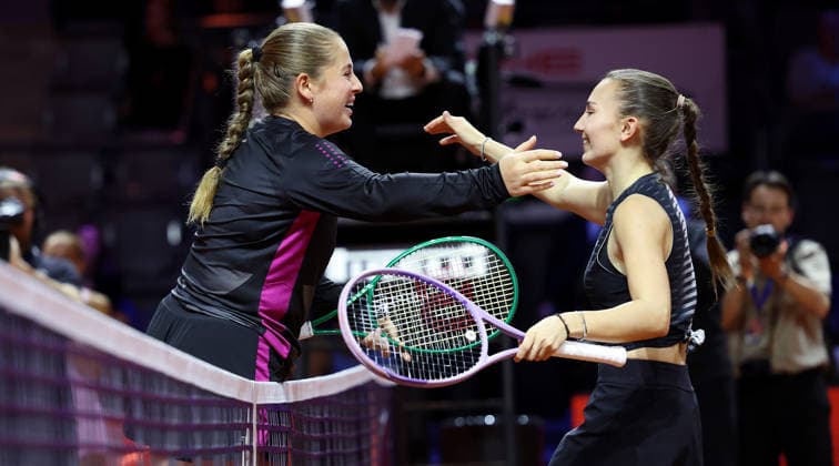 13.04.2026, Deutschland, Stuttgart, Tennis Porsche Tennis Grand Prix, Porsche One Point Challenge, v.l. Jelena Ostapenko, Julia Stusek umarmen sich