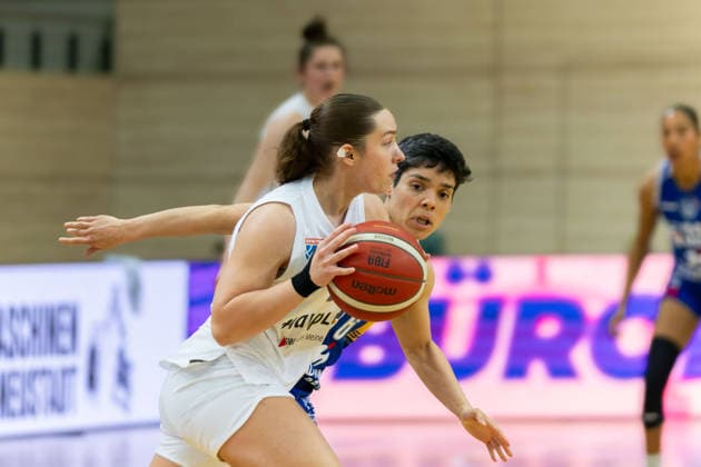 Anna Suckstorff (Lions, 8), Ana Raimundo (Marburg, 6), Syntainics MBC vs. BC Marburg, Frauen, Basketball, 1. Bundesliga, DBBL, Playoff Halbfinale - 2 5, Saison 2025 26, 13.04.2026. Halle SWH Arena Sachsen-Anhalt Deutschland