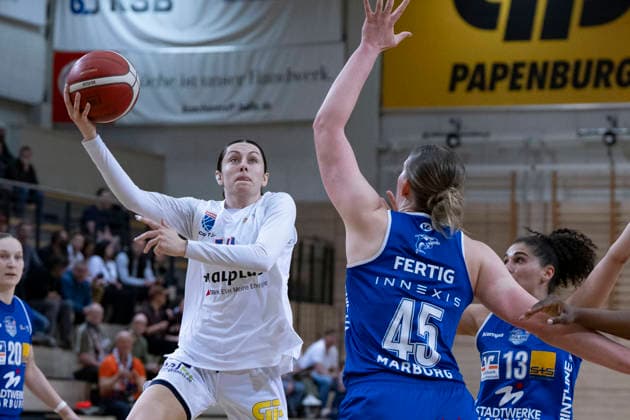 Toyota DBBL 2025 2026 - Syntainics MBC vs.BC Marburg Blue Dolphins Playoff Halbfinale, Game 2 Halle Saale, Deutschland 13.April 2026: Im Bild:v.li.Katelyn Shumate (Halle), Allyson Fertig (Marburg) und Sara Guerreiro (Marburg) Halle Saale swh.Arena Sachsen-Anhalt Deutschland