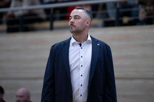Toyota DBBL 2025 2026 - Syntainics MBC vs.BC Marburg Blue Dolphins Playoff Halbfinale, Game 2 Halle Saale, Deutschland 13.April 2026: Im Bild:Trainer Timur Topal (Halle) nachdenklich, grübelnd, gruebelnd, Halle Saale swh.Arena Sachsen-Anhalt Deutschland