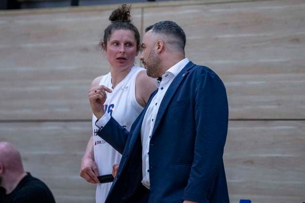 Toyota DBBL 2025 2026 - Syntainics MBC vs.BC Marburg Blue Dolphins Playoff Halbfinale, Game 2 Halle Saale, Deutschland 13.April 2026: Im Bild:v.li.Romy Bär Baer (Halle) und Trainer Timur Topal (Halle) Gestik, Geste, gestikuliert, Halle Saale swh.Arena Sachsen-Anhalt Deutschland