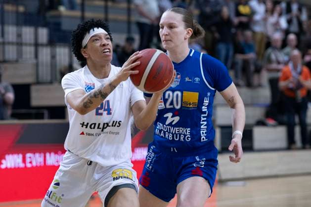 Toyota DBBL 2025 2026 - Syntainics MBC vs.BC Marburg Blue Dolphins Playoff Halbfinale, Game 2 Halle Saale, Deutschland 13.April 2026: Im Bild:v.li.Liz Smith (Halle) und Lea Debeljak (Marburg) Halle Saale swh.Arena Sachsen-Anhalt Deutschland