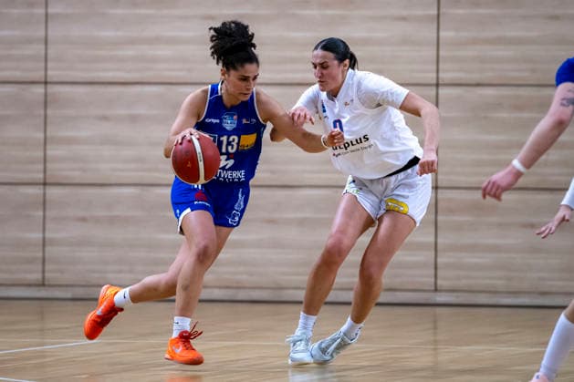 Toyota DBBL 2025 2026 - Syntainics MBC vs.BC Marburg Blue Dolphins Playoff Halbfinale, Game 2 Halle Saale, Deutschland 13.April 2026: Im Bild:v. li. im Zweikampf Sara Guerreiro (Marburg) und Alexia Allesch (Halle) Halle Saale swh.Arena Sachsen-Anhalt Deutschland