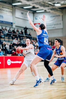 BB-1BL Damen Syntainics MBC Lions - BC Pharmaserv Marburg Anna Suckstorff (GISA Lions MBC), Mia Heide (BC Pharmaserv Marburg) waehrend der Saison 2025-2026 im Halbfinale Playoff im Spiel 2 von 5 in der DBBL Toyota Bundesliga Syntainics MBC Lions und BC Pharmaserv Marburg in der SWH Arena am 13. April 2026 in Halle Saale, Sachsen Anhalt, Deutschland