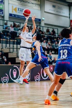 BB-1BL Damen Syntainics MBC Lions - BC Pharmaserv Marburg Liz Smith (GISA Lions MBC), Ana Raimundo (BC Pharmaserv Marburg) waehrend der Saison 2025-2026 im Halbfinale Playoff im Spiel 2 von 5 in der DBBL Toyota Bundesliga Syntainics MBC Lions und BC Pharmaserv Marburg in der SWH Arena am 13. April 2026 in Halle Saale, Sachsen Anhalt, Deutschland