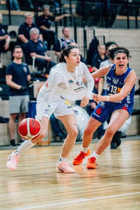 BB-1BL Damen Syntainics MBC Lions - BC Pharmaserv Marburg Katelyn Shumate (GISA Lions MBC), Sara Guerreiro (BC Pharmaserv Marburg) waehrend der Saison 2025-2026 im Halbfinale Playoff im Spiel 2 von 5 in der DBBL Toyota Bundesliga Syntainics MBC Lions und BC Pharmaserv Marburg in der SWH Arena am 13. April 2026 in Halle Saale, Sachsen Anhalt, Deutschland
