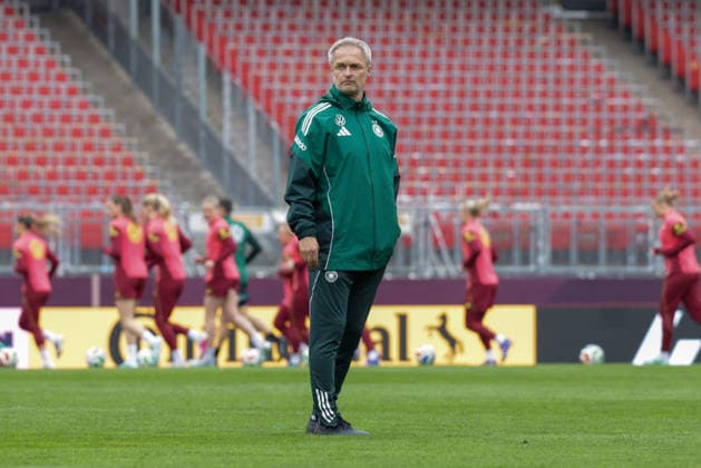 13.04.2026, xgrfx, Fussball DFB-Medientermine, Deutsche Frauennationalmannschaft - Pressekonferenz und Abschlusstraining v.l. Christian Wück (Deutsche Frauennationalmannschaft) (DFL DFB REGULATIONS PROHIBIT ANY USE OF PHOTOGRAPHS as IMAGE SEQUENCES and or QUASI-VIDEO) Nürnberg