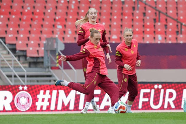 13.04.2026, xgrfx, Fussball DFB-Medientermine, Deutsche Frauennationalmannschaft - Pressekonferenz und Abschlusstraining v.l. Lisanne Gräwe (Deutsche Frauennationalmannschaft) (DFL DFB REGULATIONS PROHIBIT ANY USE OF PHOTOGRAPHS as IMAGE SEQUENCES and or QUASI-VIDEO) Nürnberg