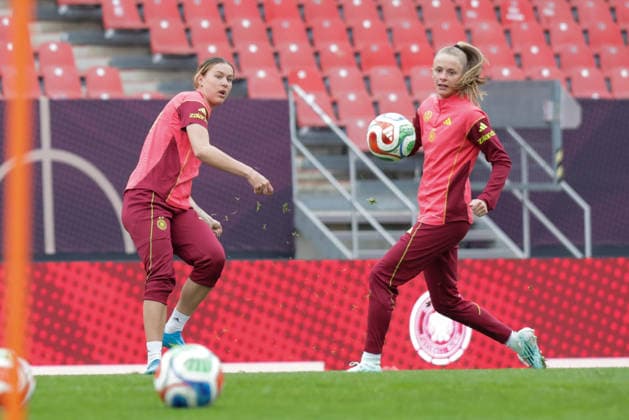 13.04.2026, xgrfx, Fussball DFB-Medientermine, Deutsche Frauennationalmannschaft - Pressekonferenz und Abschlusstraining v.l. Larissa Mühlhaus, Vivien Endemann (Deutsche Frauennationalmannschaft) (DFL DFB REGULATIONS PROHIBIT ANY USE OF PHOTOGRAPHS as IMAGE SEQUENCES and or QUASI-VIDEO) Nürnberg
