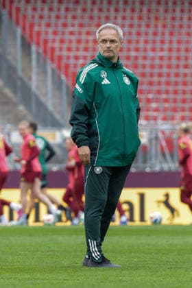13.04.2026, xgrfx, Fussball DFB-Medientermine, Deutsche Frauennationalmannschaft - Pressekonferenz und Abschlusstraining v.l. Christian Wück (Deutsche Frauennationalmannschaft) (DFL DFB REGULATIONS PROHIBIT ANY USE OF PHOTOGRAPHS as IMAGE SEQUENCES and or QUASI-VIDEO) Nürnberg