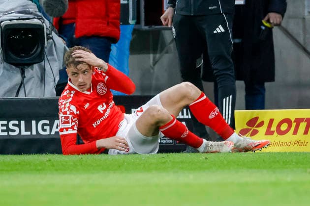 Nikolas Veratschnig (1. FSV Mainz, 22) am Boden , Deutschland, Fussball, 1. Bundesliga, 29.Spieltag, 2025 2026, 1. FSV Mainz vs. SC Freiburg, 12.04.2026, Mainz Mewa Arena Deutschland *** Nikolas Veratschnig 1 FSV Mainz, 22 on ground , Germany, Football, 1 Bundesliga, Matchday 29, 2025 2026, 1 FSV Mainz vs SC Freiburg, 12 04 2026, Mainz Mewa Arena Germany Copyright: xGrantxHubbsx