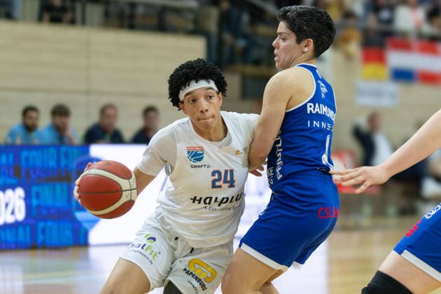 Liz Smith (Lions, 24), Ana Raimundo (Marburg, 6), Syntainics MBC vs. BC Marburg, Frauen, Basketball, 1. Bundesliga, DBBL, Playoff Halbfinale - 2 5, Saison 2025 26, 13.04.2026. Halle SWH Arena Sachsen-Anhalt Deutschland