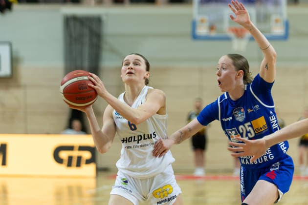 Nicole Brochlitz (Lions, 6), Caitlyn Jones (Marburg, 25), Syntainics MBC vs. BC Marburg, Frauen, Basketball, 1. Bundesliga, DBBL, Playoff Halbfinale - 2 5, Saison 2025 26, 13.04.2026. Halle SWH Arena Sachsen-Anhalt Deutschland