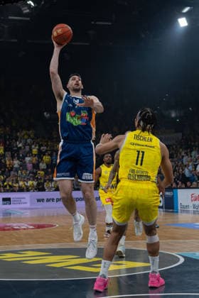 GER, Basketball, easy Credit- BBL, EWE Baskets Oldenburg vs Rostock Seawolves 13.04.2026, EWE Arena, Oldenburg, GER, easy Credit-BBL, Play-Ins, EWE Baskets Oldenburg vs Rostock Seawolves, im Bild Owen KLASSEN( Rostock Seawolves 29 ) Nicholas TISCHLER ( EWE Baskets Oldenburg 11 )